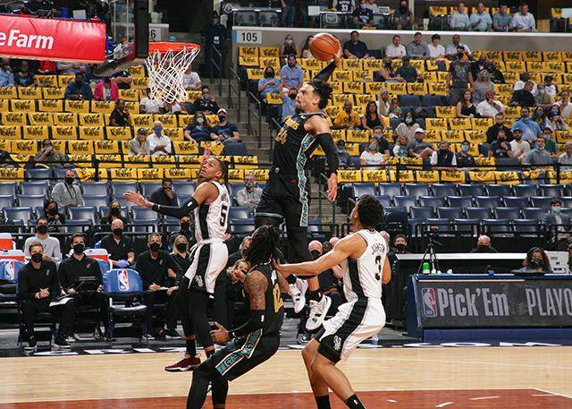 星空体育app下载-内线+防守助灰熊留住希望 再战勇士三分球成关键